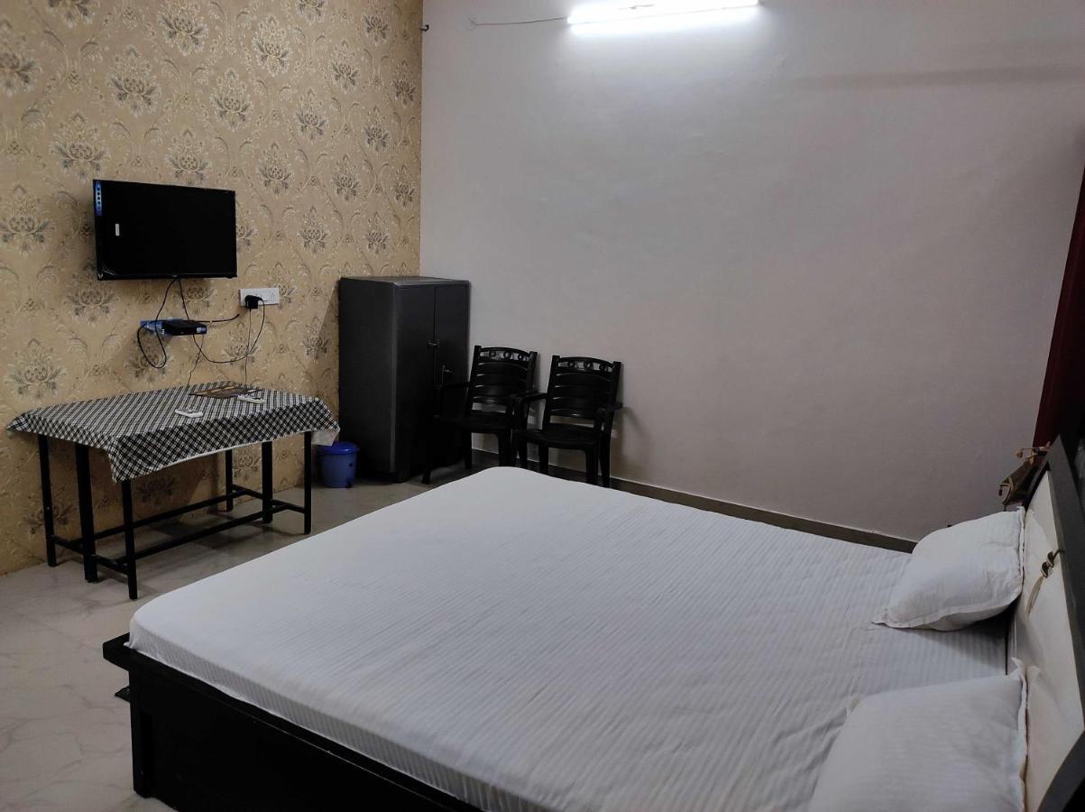 Oyo Lord Buddha Guest House Gorakhpur Bagian luar foto